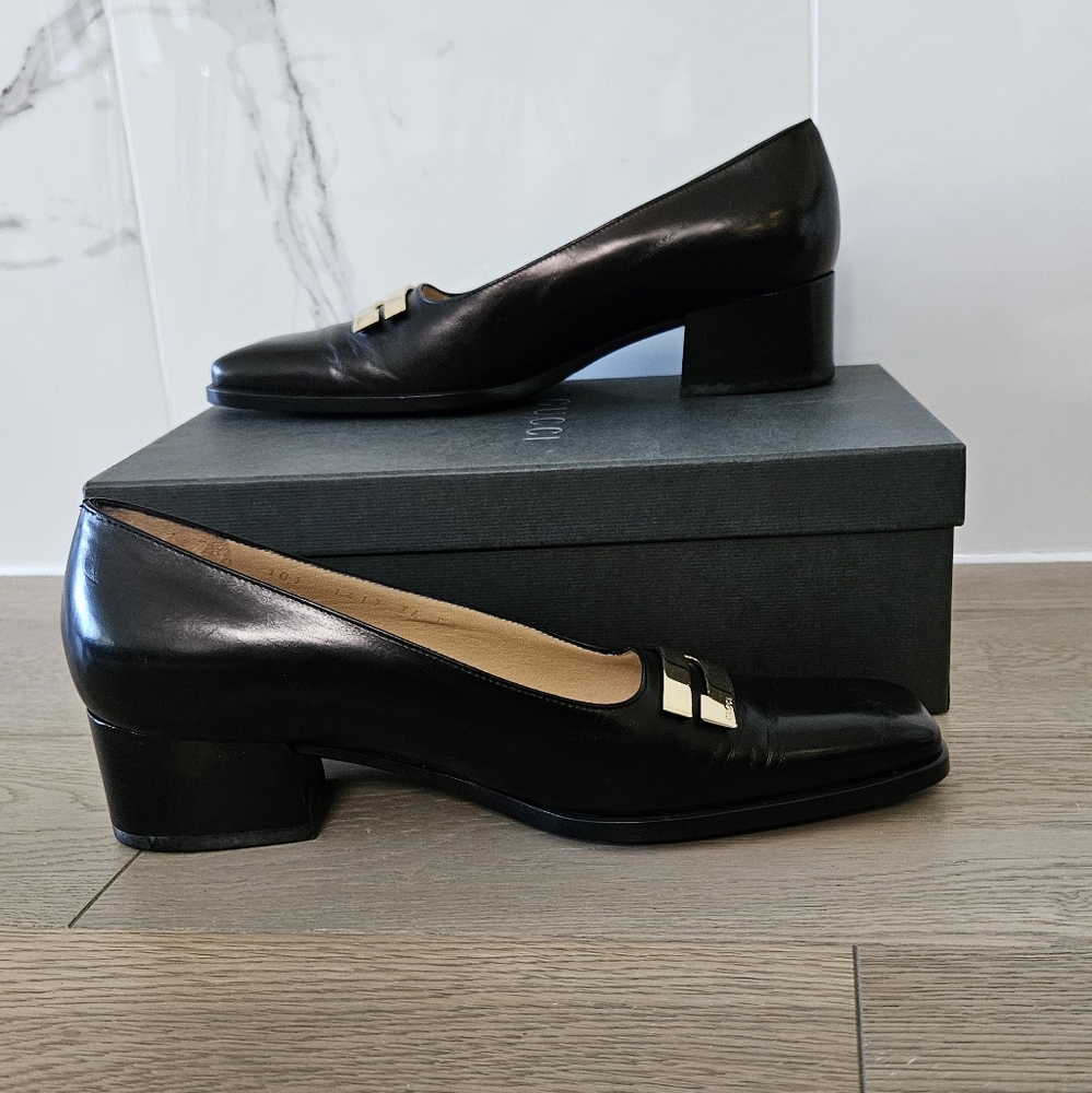 Gucci Black Leather Heels with Gold Accent Plaque - Picture 5 of 8